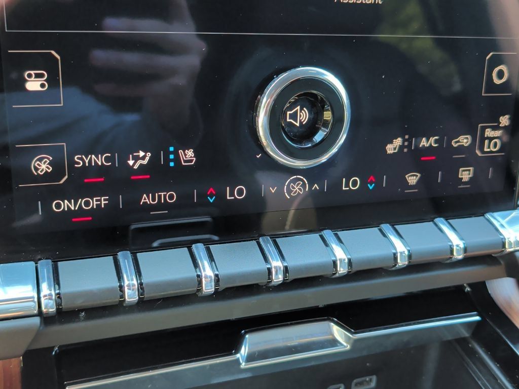 Used 2025 GMC Yukon Denali AWD/4WD image 23