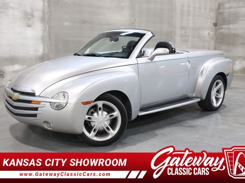 Used 2004 Chevrolet SSR w/ Preferred Equipment Group RWD image 1