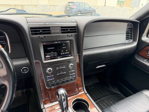 Used 2015 Lincoln Navigator 4WD image 15