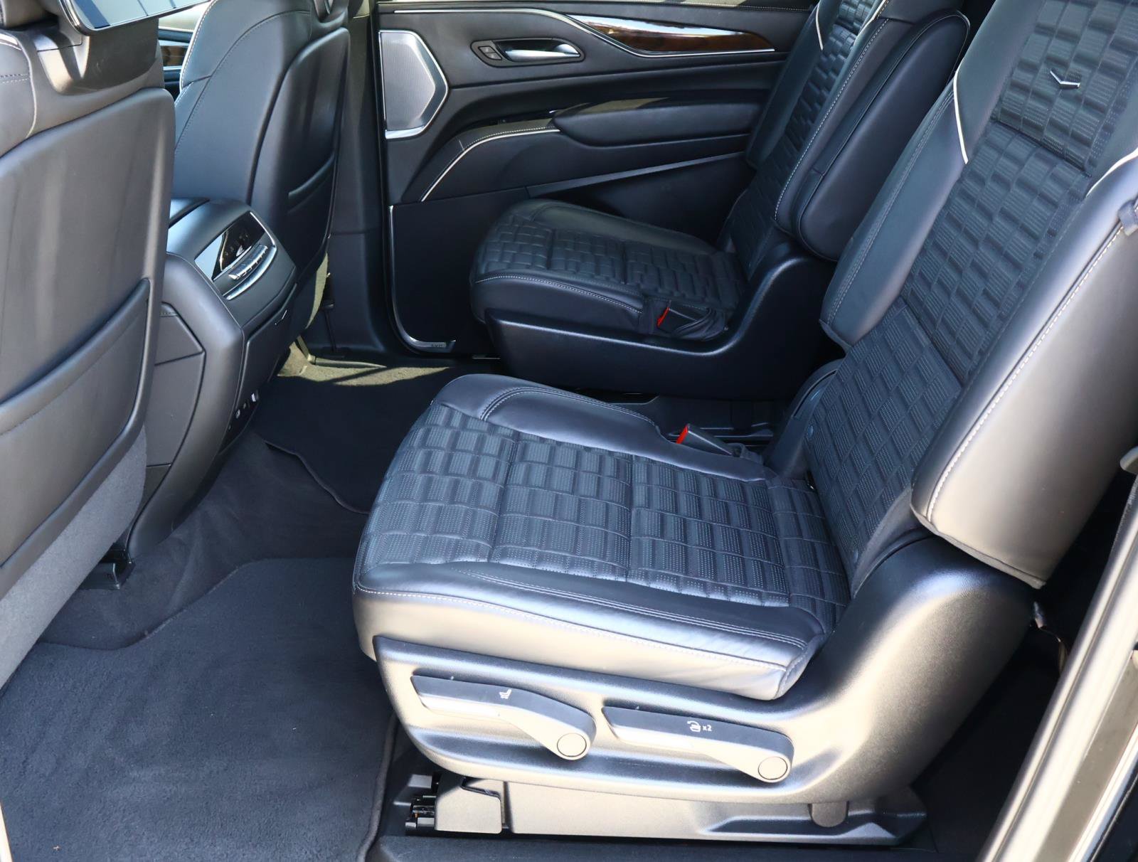 Certified 2024 Cadillac Escalade ESV Premium Luxury Platinum AWD/4WD image 27