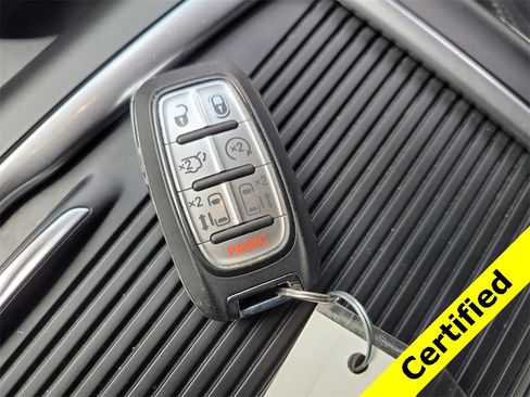Certified 2024 Chrysler Pacifica Touring-L image 33