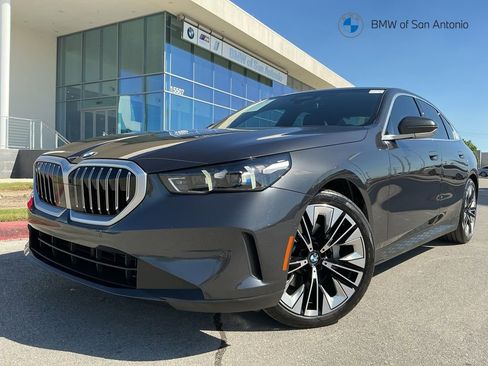 Certified 2025 BMW 530i w/ Premium Package RWD image 1