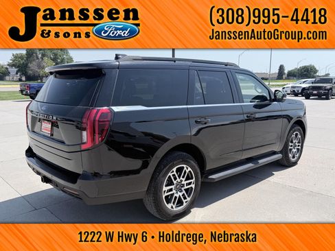 Used 2025 Ford Expedition Active AWD/4WD image 6