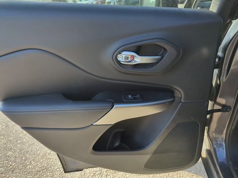 Used 2019 Jeep Cherokee Latitude Plus FWD image 21