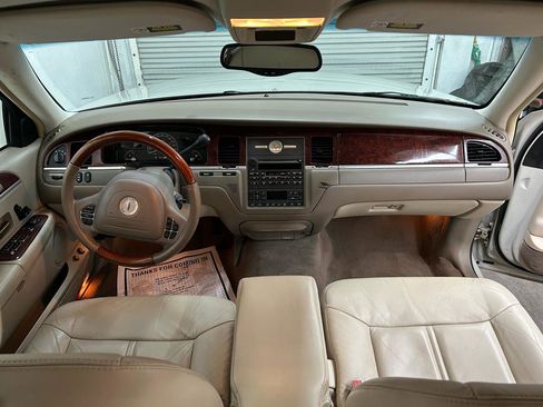Used 2004 Lincoln Town Car Ultimate RWD image 31