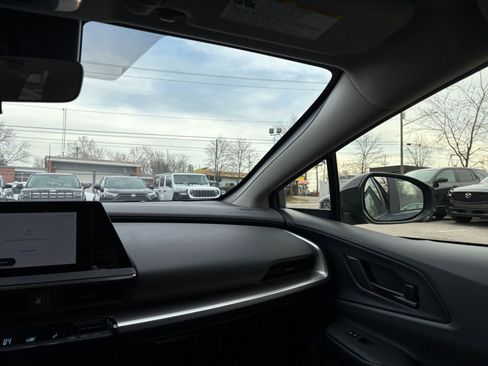 Used 2025 Toyota Prius LE image 33