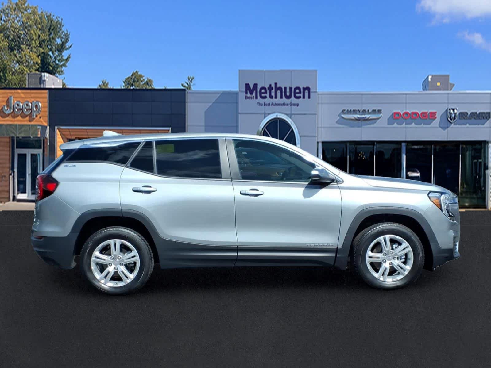 Used 2024 GMC Terrain SLE AWD/4WD image 2