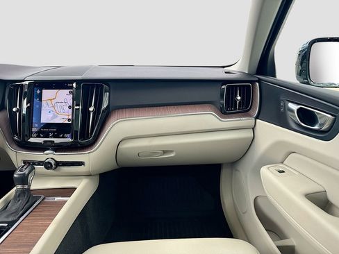 Used 2021 Volvo XC60 T5 Momentum w/ Premium Package AWD/4WD image 24