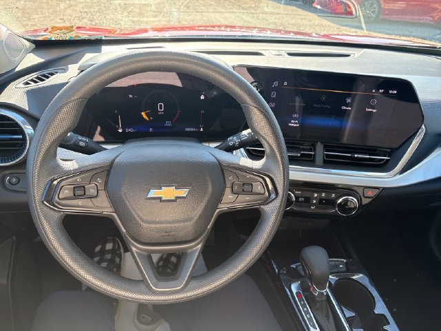 Used 2025 Chevrolet Trax LT FWD image 11