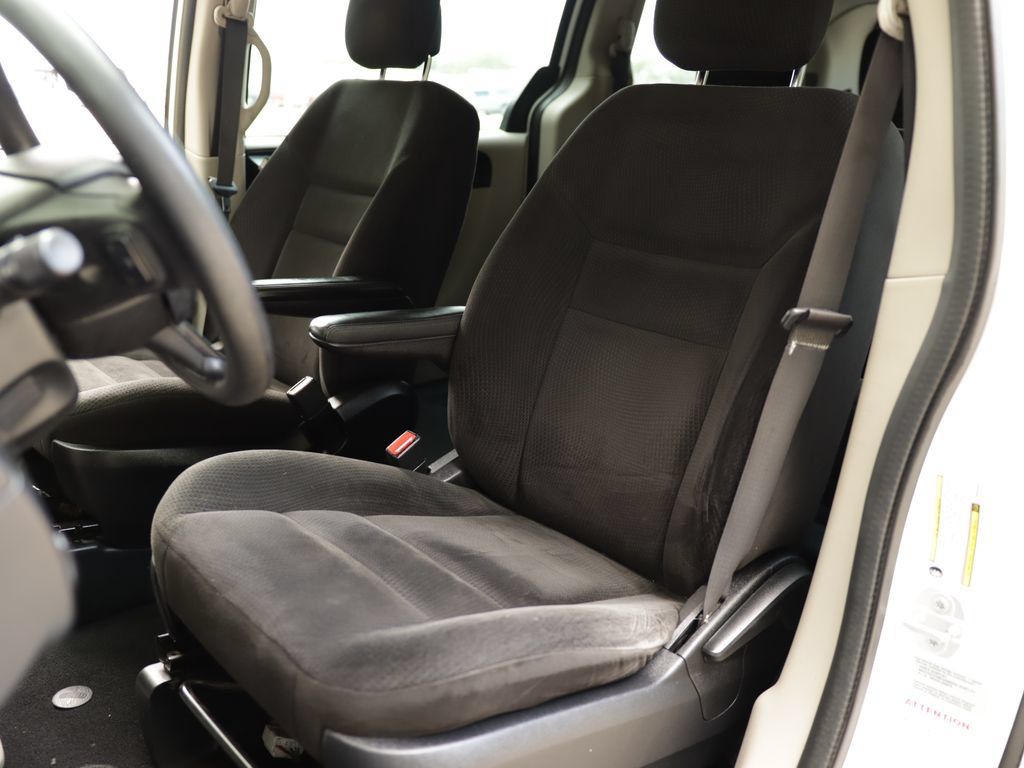 Used 2016 Dodge Grand Caravan American Value Package FWD image 18