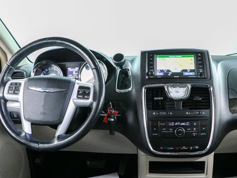 Used 2016 Chrysler Town & Country Touring FWD image 17