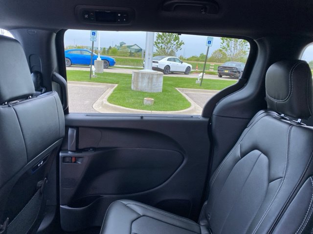 New 2027 Chrysler Pacifica Select FWD image 15