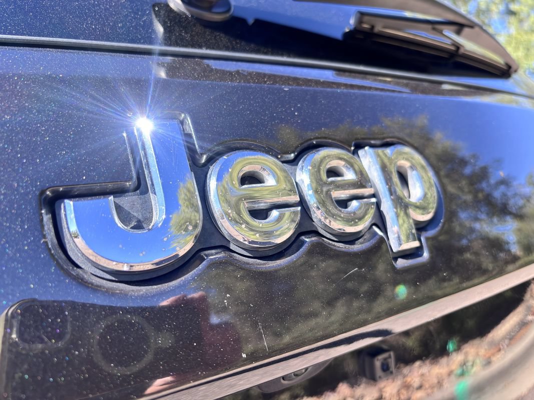 Used 2015 Jeep Grand Cherokee Overland w/ Advanced Technology Group AWD/4WD image 8