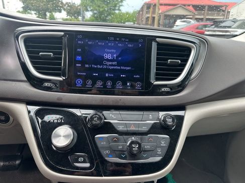Used 2017 Chrysler Pacifica Touring-L w/ 13 Speaker Alpine Sound Group FWD image 8