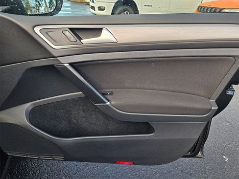 Used 2017 Volkswagen Golf S image 17