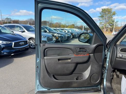 Used 2011 Chevrolet Avalanche LTZ image 6