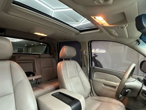 Used 2011 Chevrolet Avalanche LT image 29