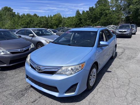 Used 2013 Toyota Camry LE FWD image 2