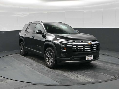 Used 2025 Chevrolet Equinox LT w/ Convenience Package II image 2