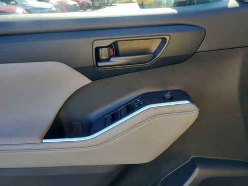 Used 2023 Toyota Highlander LE image 16