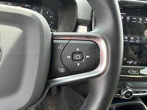 Used 2022 Volvo XC40 T4 Momentum FWD image 16
