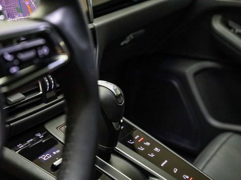 Certified 2025 Porsche Macan image 30