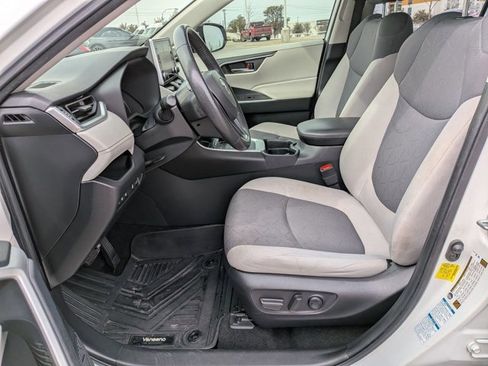 Used 2020 Toyota RAV4 XLE w/ Convenience Package image 16