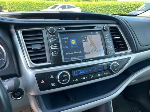 Used 2017 Toyota Highlander SE AWD/4WD image 25