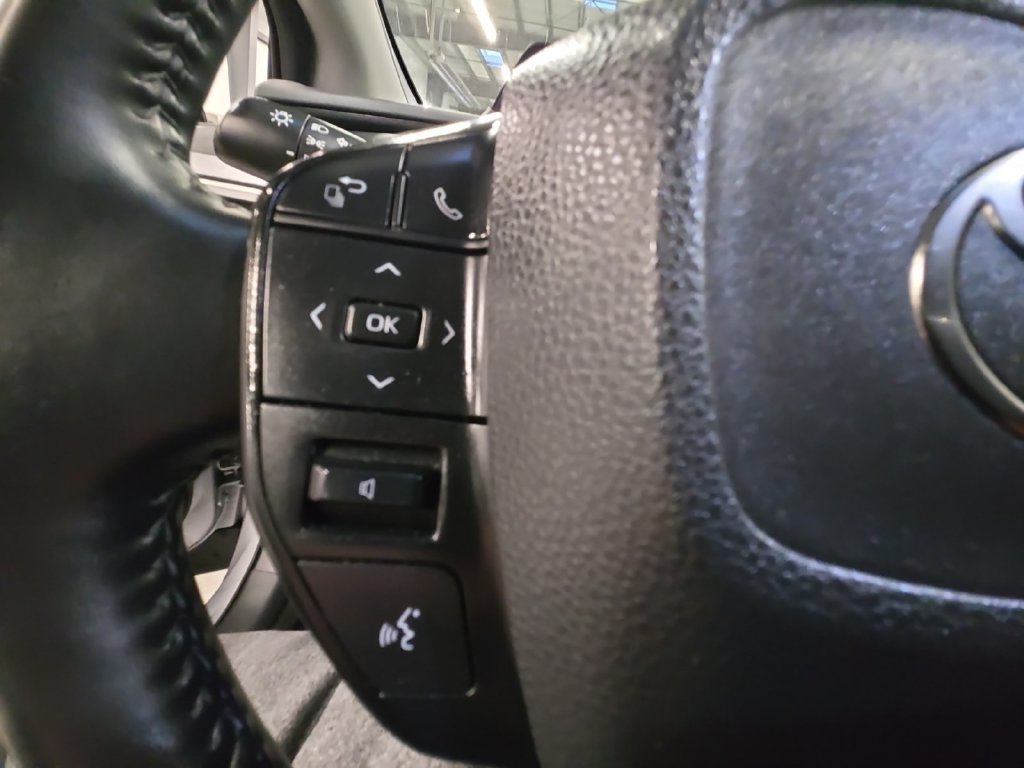 Used 2025 Toyota Prius LE FWD image 26