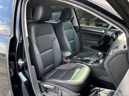 Used 2019 Volkswagen Golf SE image 8