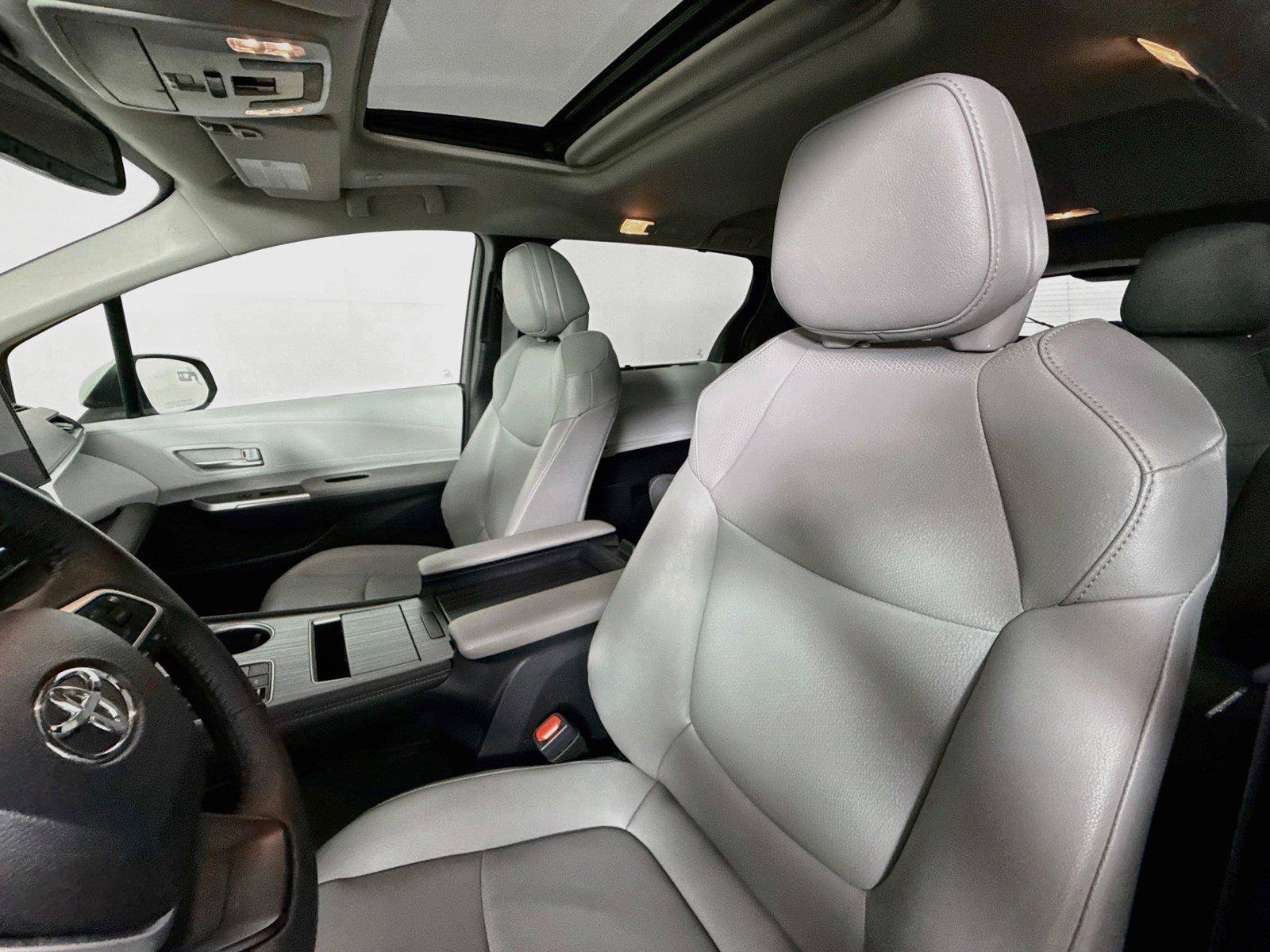 Certified 2025 Toyota Sienna XLE FWD image 3