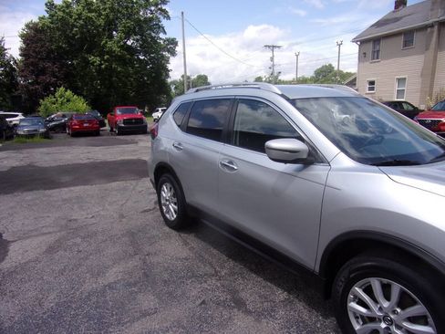 Used 2018 Nissan Rogue SV image 4