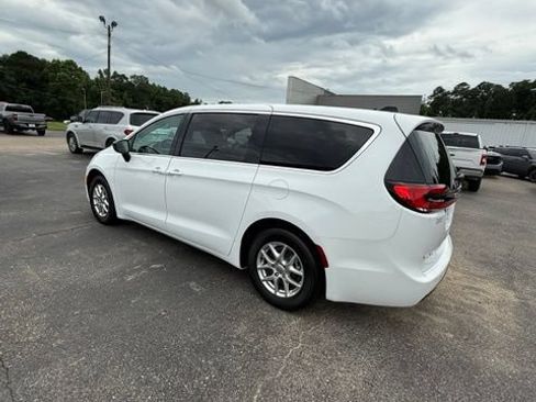 Used 2024 Chrysler Pacifica Touring-L FWD image 8