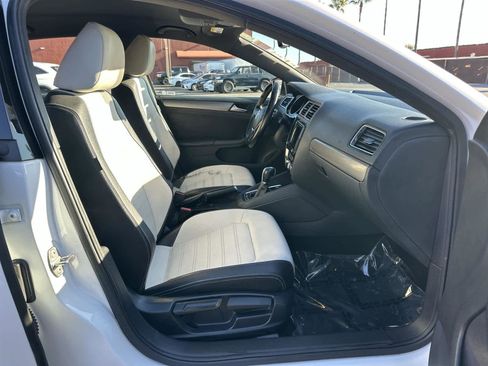 Used 2016 Volkswagen Jetta Sport image 14