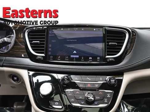 Used 2023 Chrysler Pacifica Limited FWD image 12