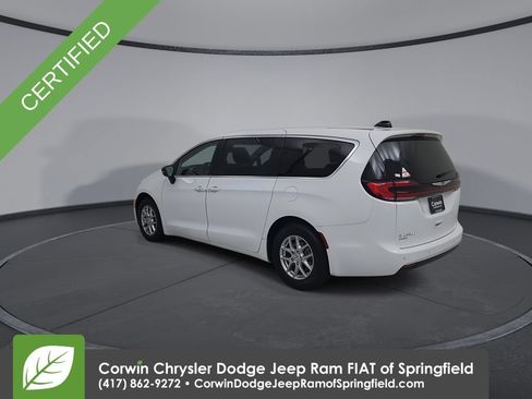 Used 2024 Chrysler Pacifica Touring-L FWD image 11