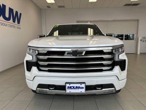 Used 2024 Chevrolet Silverado 1500 High Country AWD/4WD image 3