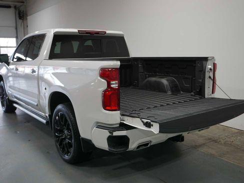 Used 2023 Chevrolet Silverado 1500 High Country w/ Technology Package image 4