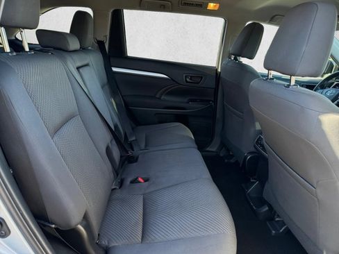 Used 2019 Toyota Highlander LE FWD image 19