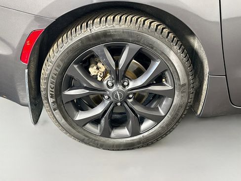 Used 2020 Chrysler Pacifica Touring-L w/ S Appearance Package image 31