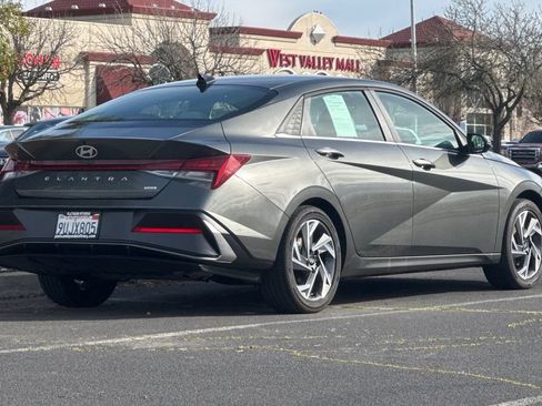 Used 2025 Hyundai Elantra Limited image 4