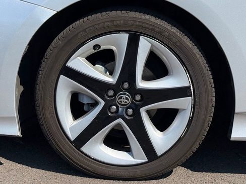 Used 2017 Toyota Prius Three Touring w/ Carpet Mat Package FWD image 9