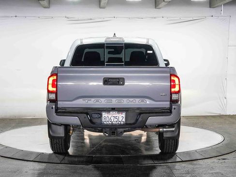 Certified 2018 Toyota Tacoma TRD Off-Road w/ Technology Package AWD/4WD image 4