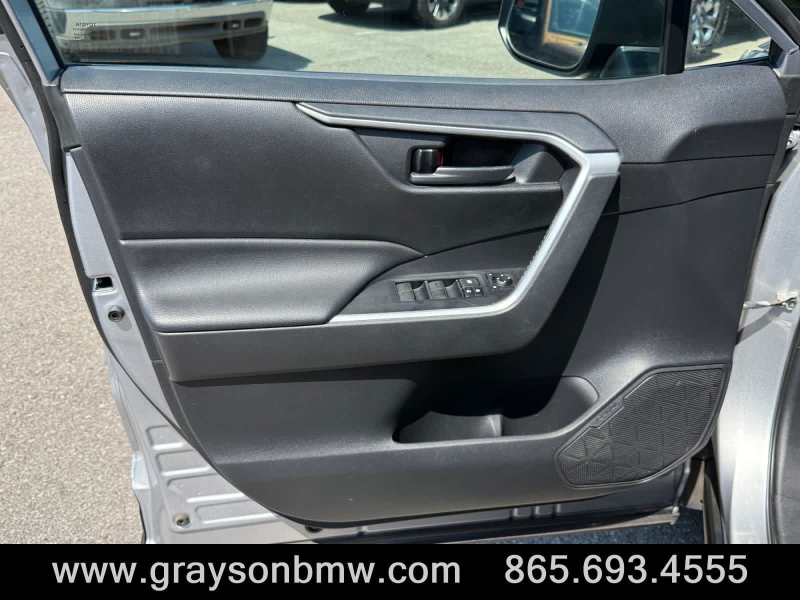 Used 2021 Toyota RAV4 LE AWD/4WD image 15