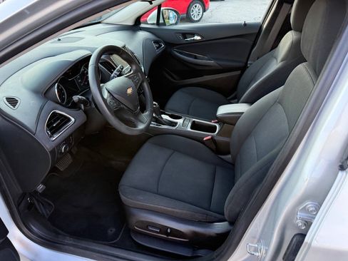 Used 2017 Chevrolet Cruze LT w/ Convenience Package FWD image 4