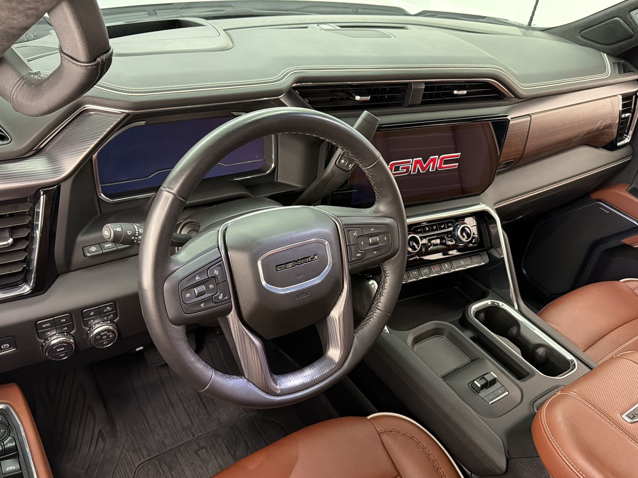 Used 2025 GMC Sierra 2500 Denali Ultimate w/ Max Trailering Package AWD/4WD image 4