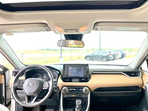 Used 2021 Toyota RAV4 XLE Premium image 17