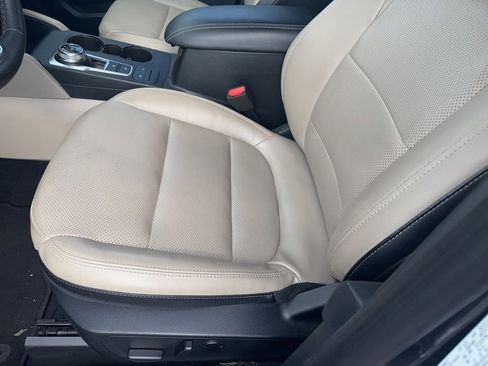 Used 2022 Ford Escape Titanium image 6