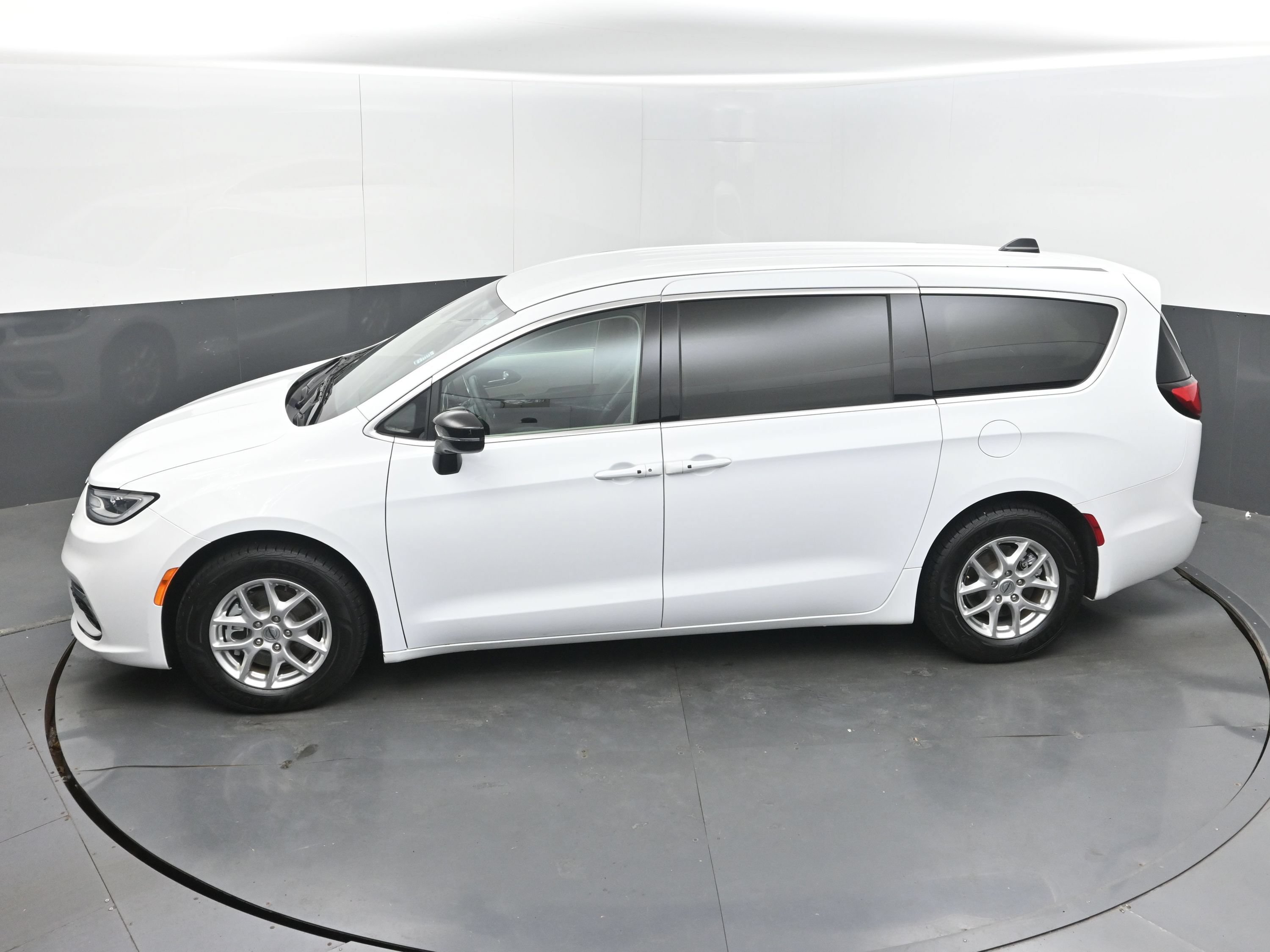 Used 2024 Chrysler Pacifica Touring-L FWD image 37