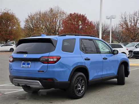 Certified 2025 Honda Pilot TrailSport image 4